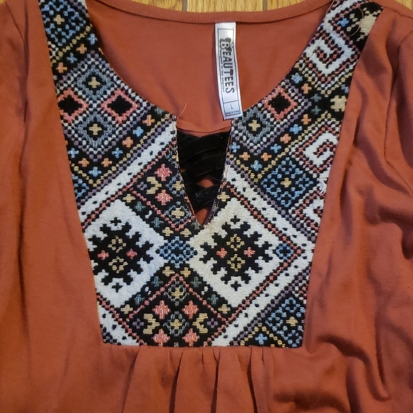 Rust colored Top aztec print - Picture 2 of 2